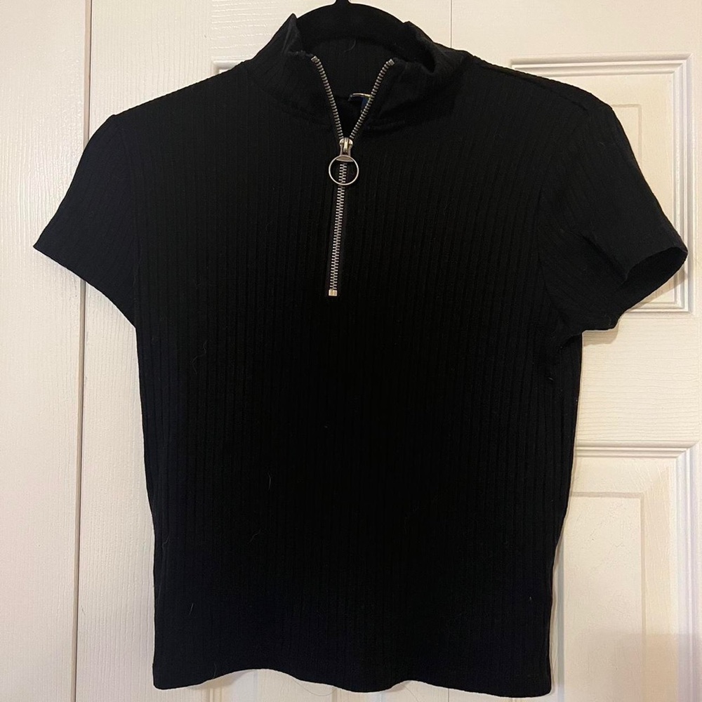Black cropped top with adjustable zipper on front. 90s vintage style